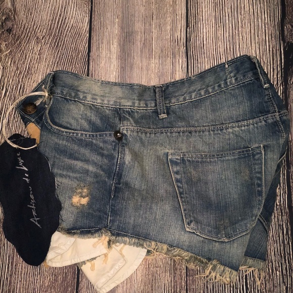 🆕𝐅𝐫𝐞𝐞 PEOPLE ARTISAN DE LUXE FRINGED SHORTS - Picture 6 of 8